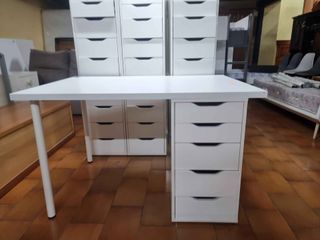 Escritorio blanco con cajonera