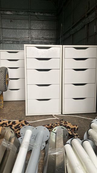 Escritorio blanco con cajonera