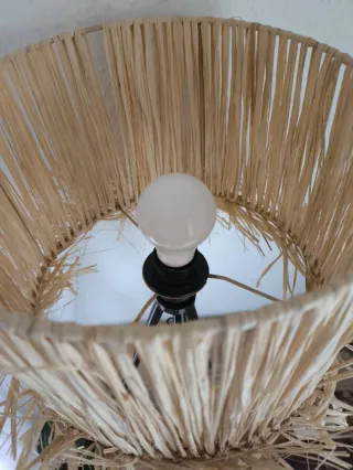 Lámpara de mesa de ratán y metal