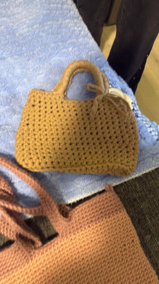 Cartera tejida marrón y rosa