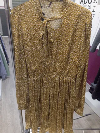 Vestido mostaza   falda plisada con lazo en escote