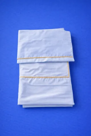 Ropa de cuna azul con tren