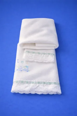 Ropa de cuna azul con tren