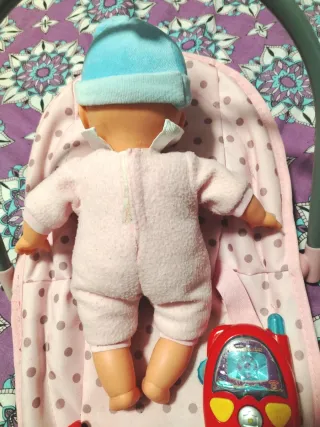 Muñeca bebé con hamaca