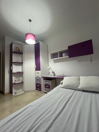 Dormitorio juvenil morado y blanco