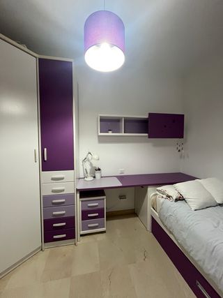 Dormitorio juvenil morado y blanco