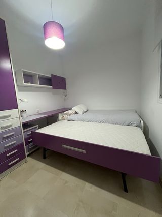 Dormitorio juvenil morado y blanco