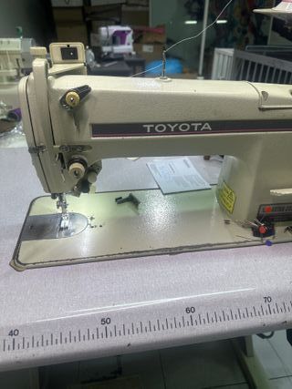 Máquina de coser industrial Toyota con corta hilos