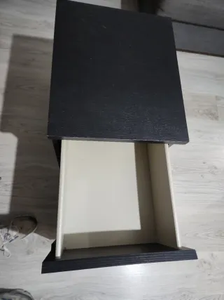 Mesita de noche de madera negra