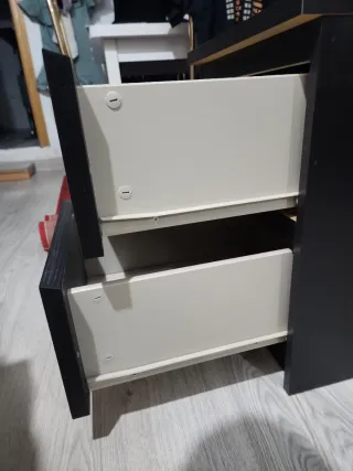 Mesita de noche de madera negra