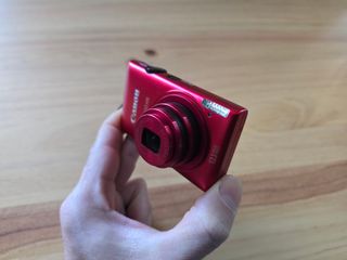 Cámara Canon IXUS 220 HS Roja