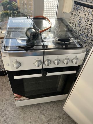 Cocina a gas EASElectric con horno eléctrico