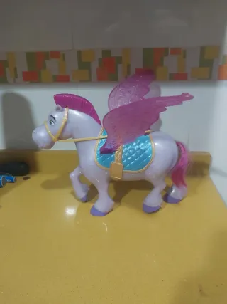 Caballito de juguete morado con alas