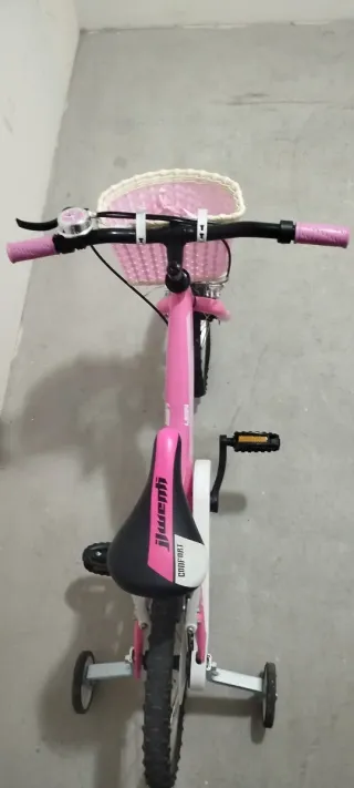 Bicicleta infantil rosa con cesta