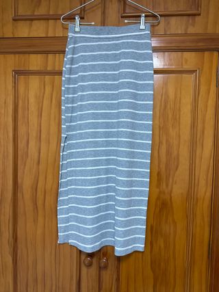 Falda larga de rayas grises y blancas