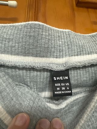 Falda larga de rayas grises y blancas