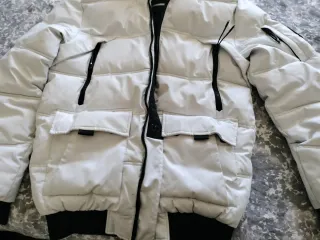 Abrigo acolchado blanco y negro hombre.