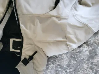 Abrigo acolchado blanco y negro hombre.