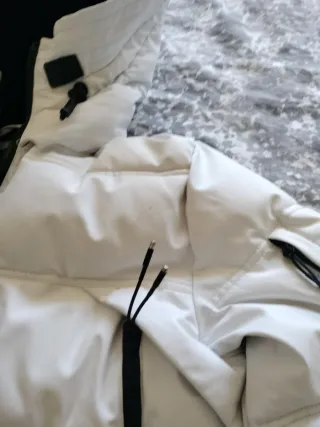 Abrigo acolchado blanco y negro hombre.