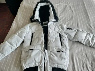 Abrigo acolchado blanco y negro hombre.