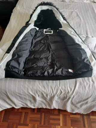 Abrigo acolchado blanco y negro hombre.