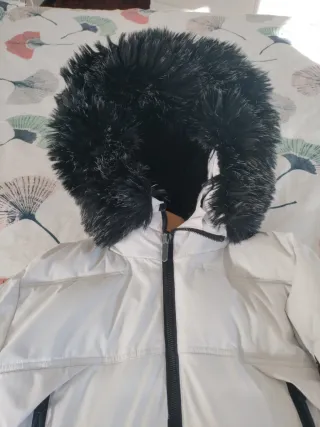 Abrigo acolchado blanco y negro hombre.