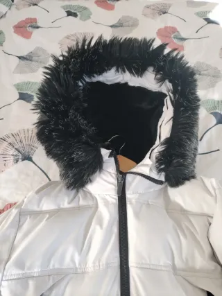 Abrigo acolchado blanco y negro hombre.