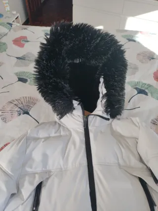 Abrigo acolchado blanco y negro hombre.