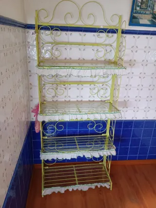 Mueble auxiliar verde y blanco