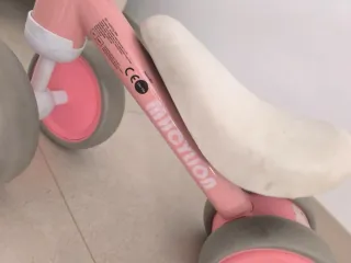 Bicicleta de equilibrio rosa para niños