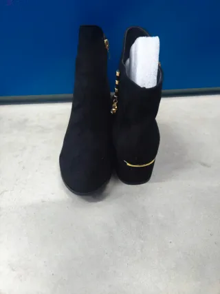 Botines negros con detalle corazón