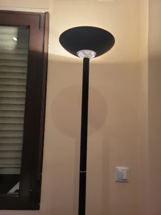 Lámpara de pie moderna negra y dorada