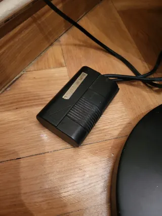 Lámpara de pie moderna negra y dorada