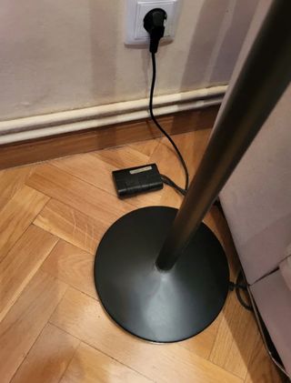 Lámpara de pie moderna negra y dorada