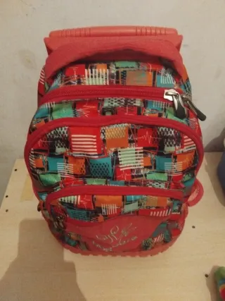 Mochila con ruedas y diseño colorido