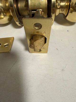 Pomo de puerta redondo con cerradura y llave