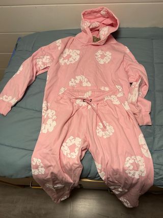 Conjunto Hoodie y Pantalón Denim Tears Rosa