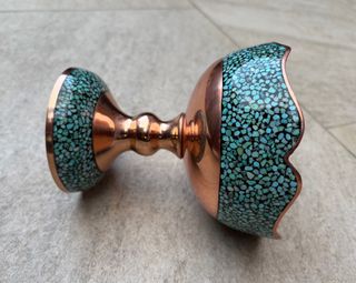 Cuenco de cobre y turquesas iraní