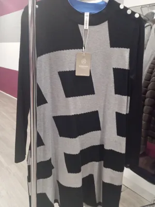 Vestido de punto en negro y gris escote redondo