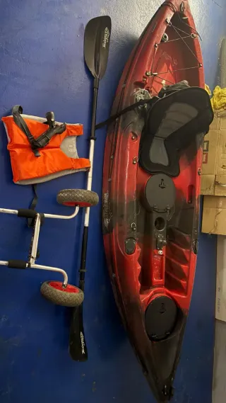 Kayak rojo y negro