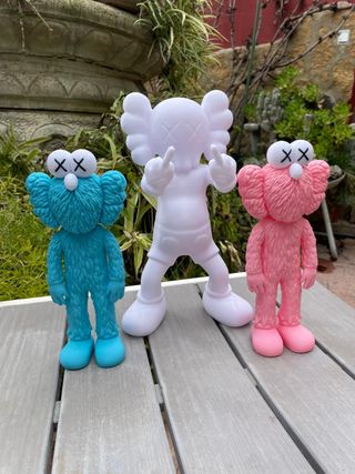 Figuras Kaws BFF rosa, azul y blanca