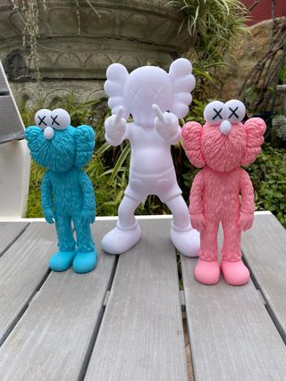Figuras Kaws BFF rosa, azul y blanca