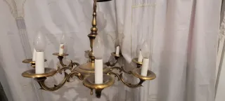 Lámpara de metal dorada