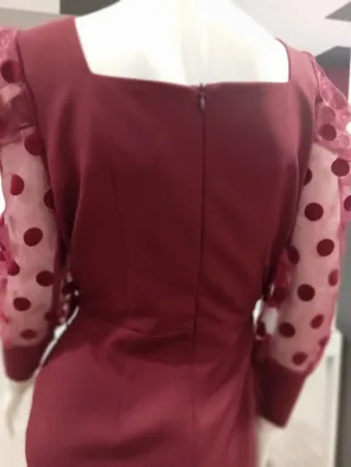 Vestido coctel   burdeos mangas de tul con topos