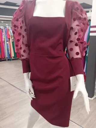 Vestido coctel   burdeos mangas de tul con topos