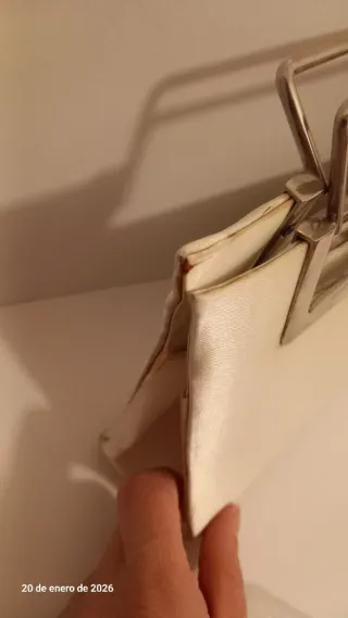 Bolso de mano blanco y plateado