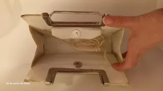 Bolso de mano blanco y plateado