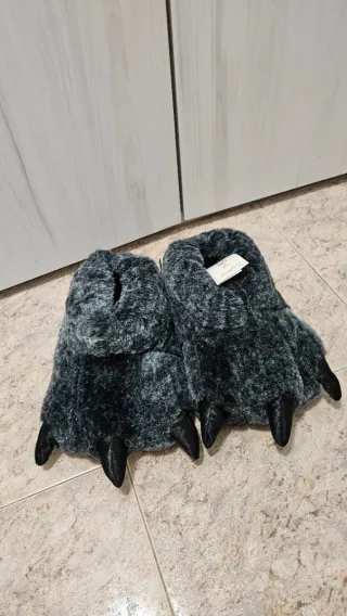 Zapatillas de casa con garras.