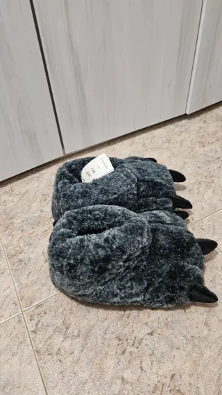 Zapatillas de casa con garras.