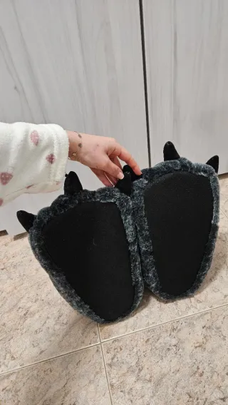 Zapatillas de casa con garras.